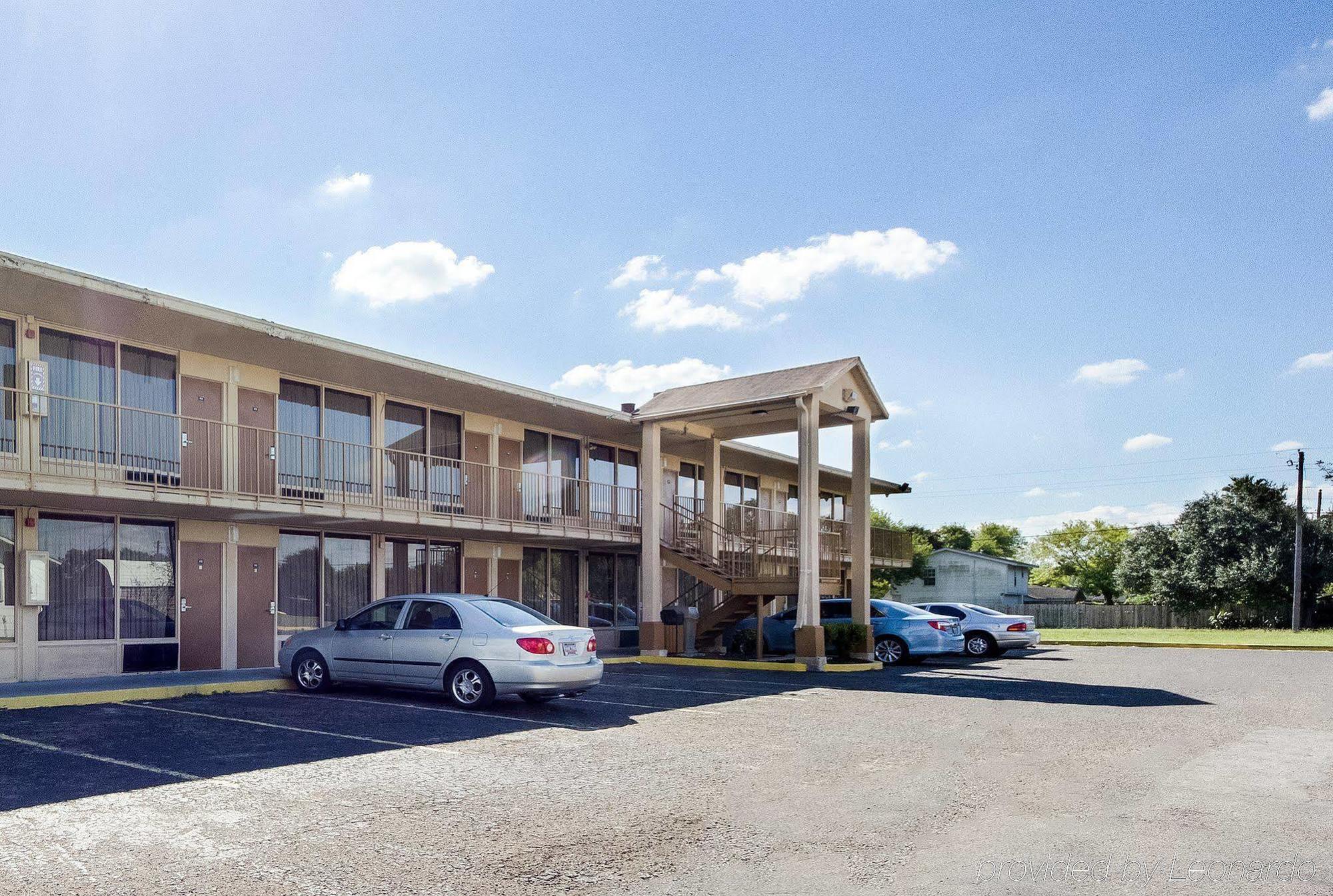 Executive Inn Кингсвил Екстериор снимка